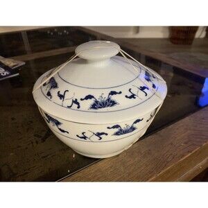 Vintage Blue & White Porcelain Chinese Lidded Ginger / Ramen 6”  Bowl